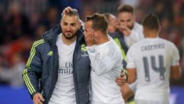 Benzema es felicitado tras el Barcelona-Madrid