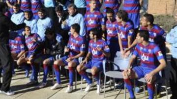 <b>EN EL REINO DE LOS MALLOS. </b>La primera plantilla de la Sociedad Deportiva Huesca se realizaró ayer la habitual foto del equipo con los Mallos de Riglos de fondo. Una imagen característica de la comarca de Hoya de Huesca, que será uno de los patrocinadores más importantes en la nueva camiseta del equipo que se presentará este jueves.