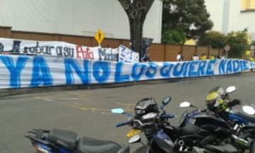 Grupo de hinchas protesta en la asamblea de Millonarios