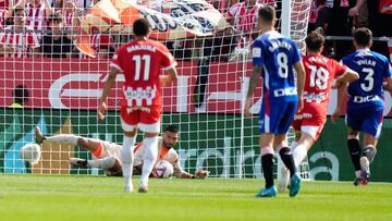 GIRONA, 06/10/2024.- El portero del Girona P. Gazzaniaga para un penalti durante el partido de LaLiga que disputado ante el Athletic de Bilbao este domingo en el estadio de Montilivi.EFE/ Siu Wu
Miguel Guti¨¦rrez del Girona FC, Oihan Sancet del Athletic Foto EFE/David Borrat.