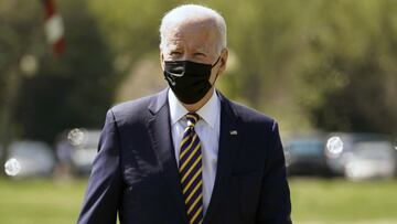 El presidente Joe Biden se acerca a hablar con los miembros de los medios de comunicación después de llegar al Ellipse en el National Mall después de pasar el fin de semana en Camp David, el lunes 5 de abril de 2021, en Washington.
