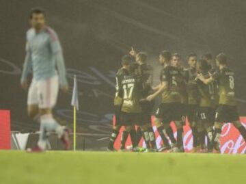 1-1. Lombán celebró el gol del empate que marcó desde los once metros.
