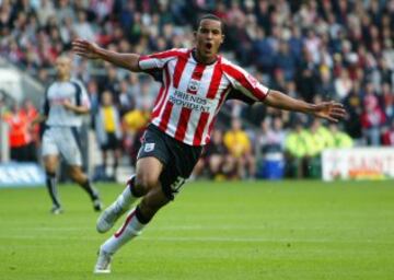 El Southampton lo vendió al Arsenal por 10.5 M€ en 2005, en este año el jugador tenia 16 años. Ahora su fichaje está presupuestado en 22 M€.

