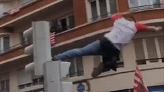 Athletic Club fan who threw himself off a lamp post in Bilbao in hospital with punctured lung