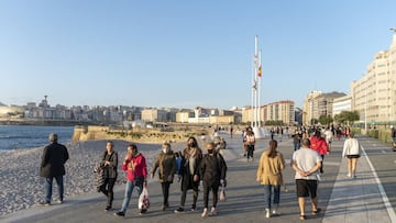 Imagen del Paseo de Riazor en el que los ciudadanos pasean junto a sus familiares.