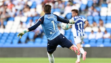 Aitor Fraga, portero de la Real Sociedad B, se dispone a sacar el balón.