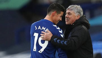 Soccer Football - Premier League - Everton v Brighton & Hove Albion - Goodison Park, Liverpool, Britain - October 3, 2020 Everton's James Rodríguez is congratulated by manager Carlo Ancelotti as he is substituted Pool via REUTERS/Jan Kruge