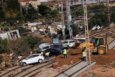Una vista muestra vehículos en una vía de tren dañada, luego de fuertes lluvias que provocaron inundaciones,  en Sedaví, Valencia.