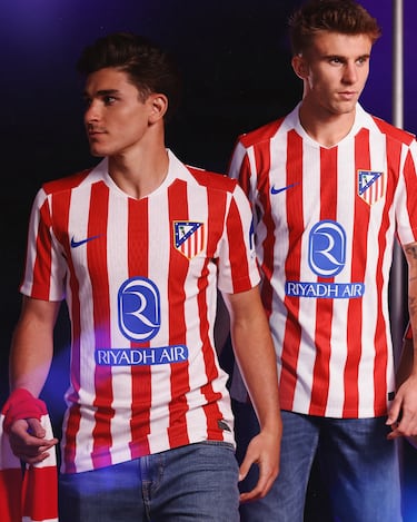El nuevo uniforme del Atlético de Madrid combina elementos clásicos con una estética actual, manteniéndose fiel a la identidad rojiblanca del club. "La camiseta presenta cinco franjas verticales rojas intercaladas por cuatro blancas y tiene un cuello -también blanco- cuyo diseño 'vintage' aporta un toque distintivo".
