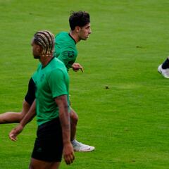 Camus y Mboula se disputan el extremo derecho