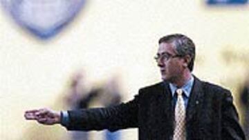 <B>ESPERAN A MANZANO</B>. Su decisión de pedir un campo de hierba natural ha molestado en Santa Coloma.