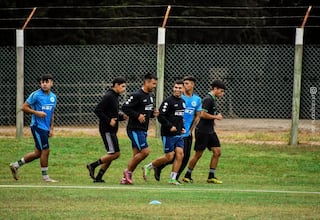 Gonzalo Espinoza y Yonathan Andía le dan un giro a sus carreras: sorpresa en el mercado