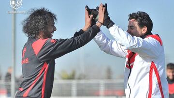 Al Sulaiheem, junto a M&iacute;chel en un entrenamiento.