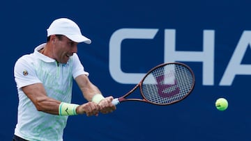 Flushing Meadows (United States), 26/08/2024.- Roberto Bautista Agut of Spain returns the ball to Luca Nardi of Italy (unseen) during the US Open Tennis Championships at the USTA Billie Jean King National Tennis Center in Flushing Meadows, New York, USA, 26 August 2024. The US Open tournament runs from 26 August through 08 September. (Tenis, Italia, España, Nueva York) EFE/EPA/CJ GUNTHER