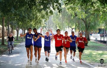 El Valencia entrena en el viejo cauce del río Turia