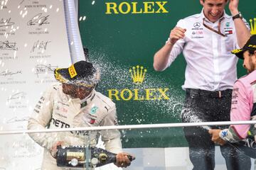 Sergio 'Checo' Pérez bañan con champaña a Lewis Hamilton.