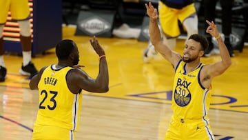 SAN FRANCISCO, CALIFORNIA - JANUARY 03: Stephen Curry #30 and Draymond Green #23 of the Golden State Warriors celebrate after Kelly Oubre Jr. #12 made a three-point basket against the Portland Trail Blazers at Chase Center on January 03, 2021 in San Francisco, California. NOTE TO USER: User expressly acknowledges and agrees that, by downloading and or using this photograph, User is consenting to the terms and conditions of the Getty Images License Agreement.   Ezra Shaw/undefined/AFP
 == FOR NEWSPAPERS, INTERNET, TELCOS &amp; TELEVISION USE ONLY ==