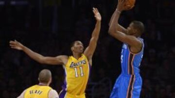 Kevin Durant lanza frente a Wesley Johnson.