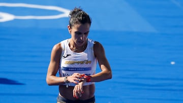 PARÍS, 11/08/2024.- La atleta española Esther Navarrete cruza la meta en la prueba de maratón femenino de los Juegos Olímpicos de París 2024 en la capital francesa este domingo. EFE/Juanjo Martín
