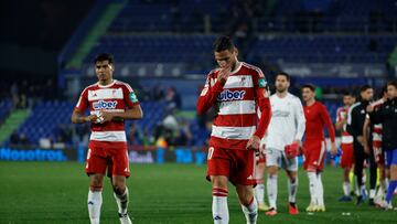 Los jugadores del Granada a la finalización del encuentro de la jornada 22 de LaLiga que han disputado disputan Getafe CF y Granada CF, este lunes en el Coliseum de Getafe. EFE/ JuanJo Martín-