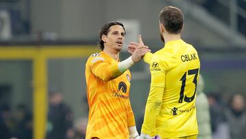 Sommer y Oblak se saludan a la conclusi¨®n del partido de ida.
