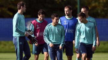 Asmir Begovic, a la izquierda, junto a Cesc, Hazard, Ivanovic, Terry y Azpilicueta.