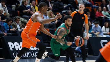 Valencia 01/12/2023. El escolta estadounidense del Baskonia Markus Howard (d) disputa una posesión ante, Damien Inglis alero francés del Valencia Basket durante el partido de baloncesto correspondiente a la J11 de la Euroleague disputado, hoy viernes en el pabellón de la Fuente de San Luis de Valencia. EFE/ Miguel Ángel Polo