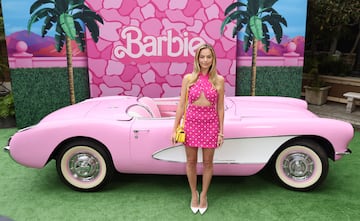 Margot Robbie atiende a la prensa en el photocall de Barbie celebrada en el Hotel Four Seasons de Los Ángeles.