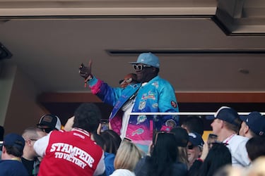 El rapero Flavor Flav saluda los asistentes al Levi's Stadium de Santa Clara.