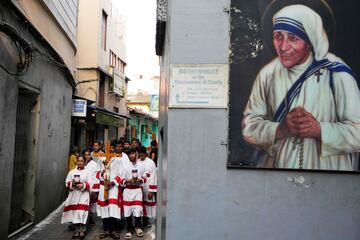 Una procesión en Calcuta, India, pasa junto a la casa de Santa Teresa en Viernes Santo.
