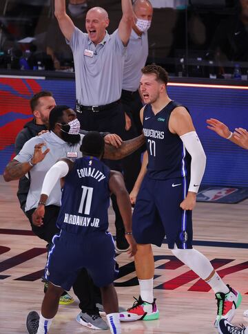 Compañeros de Luka saltaron sobre la pista tras la prodigiosa canasta para celebrar el empate de la serie.