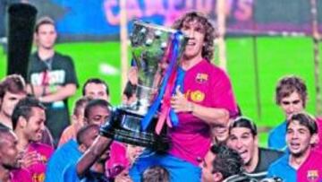 <b>CON LA COPA DE LA LIGA. </b>Puyol, justo después de recibir el trofeo de campeón de manos de Astiazarán, presidente de la Liga, y Villar, presidente de la Federación.