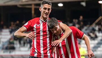 Iker Varela abraza a un compañero del filial del Athletic en la celebración de un gol.