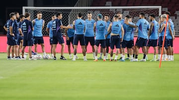 Jakarta (Indonesia), 18/06/2023.- Argentine national soccer team players during a training at Gelora Bung Karno Stadium in Jakarta, Indonesia, 18 June 2023. Argentina, current World Cup champions, will play a friendly match against Indonesia on 19 June 2023. (Futbol, Amistoso, Mundial de Fútbol) EFE/EPA/MAST IRHAM
