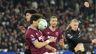 Konstantinos Mavropanos recibe un pelotazo tras un disparo de Erling Haaland durante el de la Premier League inglesa entre el West Ham United y el Manchester City.