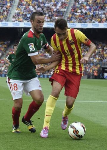 Munir El Haddadi del FC Barcelona, intenta avanzar con el balón ante la presencia de Gurpegui del Athletic de Bilbao, durante el partido de Liga jugado esta tarde en el Camp Nou de Barcelona.