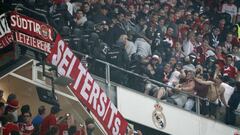 Agentes de Polic&iacute;a Nacional entran en la zona de aficionados del Bayern M&uacute;nich, durante el partido frente al Real Madrid de vuelta de los cuartos de final de la Liga de Campeones que se juega hoy en estadio Santiago Bernab&eacute;u, en Madrid.