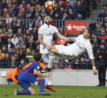 Cristiano Ronaldo tries a bicycle kick