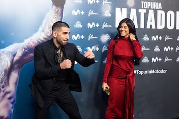 El 18 de septiembre se present el documental sobre la preparacin de Topuria para conseguir el campeonato del mundo. Un estreno a lo grande, en los Cines Callao de la Gran Va madrile?a. En la imagen del photocall, junto a su mujer, Giorgina Uzcategui.