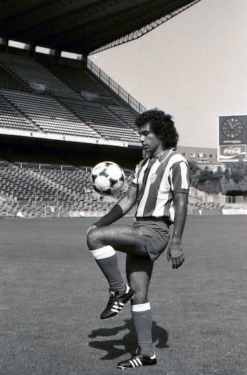 La primera estación para Hugol en el Viejo Continente fue con el Atleti, equipo con el cual estuvo cuatro temporadas jugando 111 partidos y siendo anotador de 82 goles entre Liga, Copas y competiciones continentales. Con esta camiseta, Sánchez logró adjudicarse dos Pichichis del balompié español.