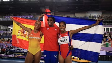 NANJING (China), 22/03/2025.- (L-R) Third placed Ana Peleteiro-Compaore of Spain, winner Leyanis Perez Hernandez of Cuba, and second placed Liagagmis Povea of Cuba pose for a photo after the Women's Triple Jump at the World Athletics Indoor Championships in Nanjing, China, 22 March 2025. (Mundial de Atletismo, Triple salto, España) EFE/EPA/ANDRES MARTINEZ CASARES