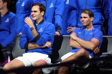 La imagen dio la vuelta al mundo y fue elogiada: Federer y Nadal llorando y agarrados de la mano en el O2 de Londres. Era el día de la despedida del tenis del suizo, en la Laver Cupa, y si último partido fue uno de dobles con el español como pareja. Perdieron contra Sock y Tiafoe, pero el resultado no importaba.
