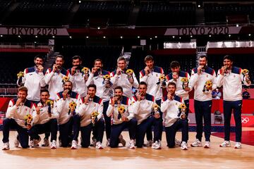 El equipo español celebra la medalla de bronce. 