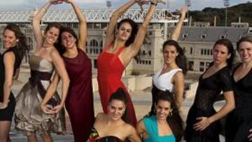 <b>EN EL TECHO DEL SANT JORDI. </b>Las chicas de la sincro celebraron la Navidad y la inminente entrada del año olímpico con una intrépida ascensión al techo del Sant Jordi.