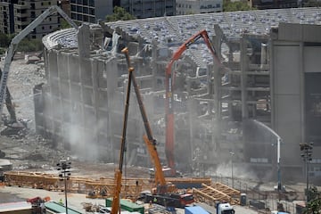 Con la tercera grada demolida casi en su totalidad, las obras de remodelaci車n del Camp Nou avanzan hasta el momento seg迆n los plazos establecidos.