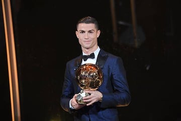 Cristiano Ronaldo con su quinto Balón de Oro, el cual le iguala a Messi en galardones conseguidos.