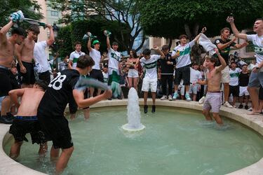 La ciudad de Elche se lanzó a la calle para celebrar el ascenso de su equipo. Había muchas ganas ya que el último ascenso, en 2020, apenas se pudo celebrar por la pandemia. La fuente de la Glorieta fue el epicentro de las celebraciones aunque, ya entrada la noche, los seguidores se desplazaron hasta el Martínez Valero para recibir a la plantilla. 
