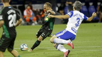 Nino, en el momento en el que se dispone a disparar en lo que supuso el único gol de la eliminatoria del playoff entre el Zaragoza y el Elche en la temporada 2019-20.