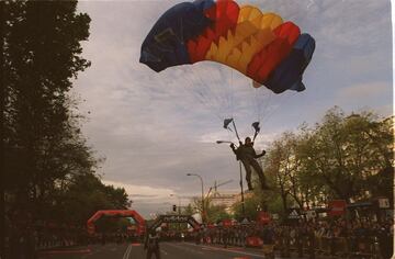 En 1995 participaron decenas de miembros de la Brigada Paracaidista (BRIPAC), cuerpo de élite del ejército español. Algunos se lanzaron minutos antes de la salida desde mil metros de altura, aterrizaron con precisión milimétrica, se despojaron del uniforme y echaron a correr. Los que finalizaban recibían quince días de permiso.