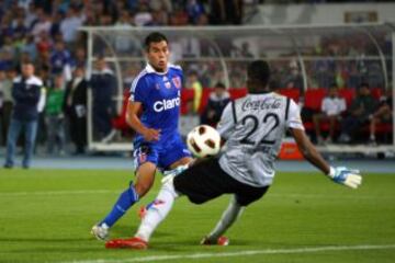 Eduardo Vargas convierte el último gol de la final en la Copa Sudamericana 2011.